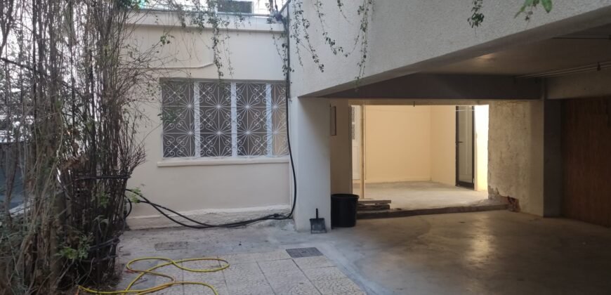 Oikoia me Saloni, Kouzina, Trapezaria – Fully Renovated House -walking distance to UNIC