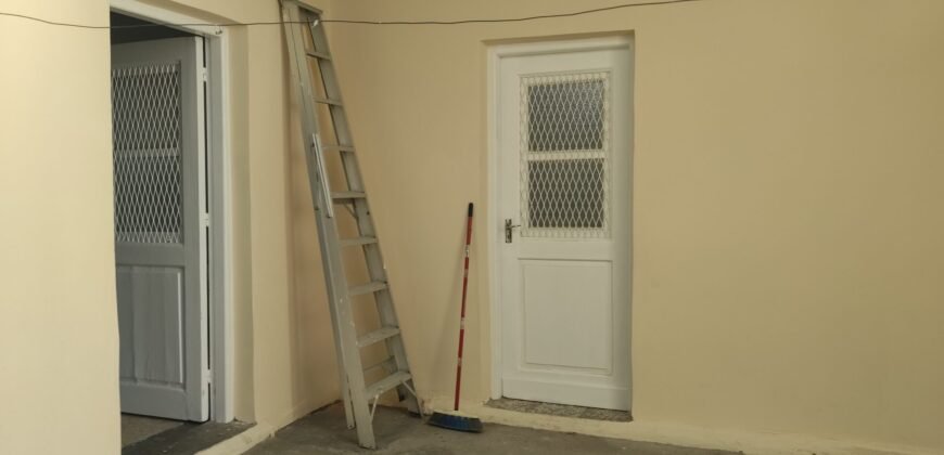 Oikoia me Saloni, Kouzina, Trapezaria – Fully Renovated House -walking distance to UNIC