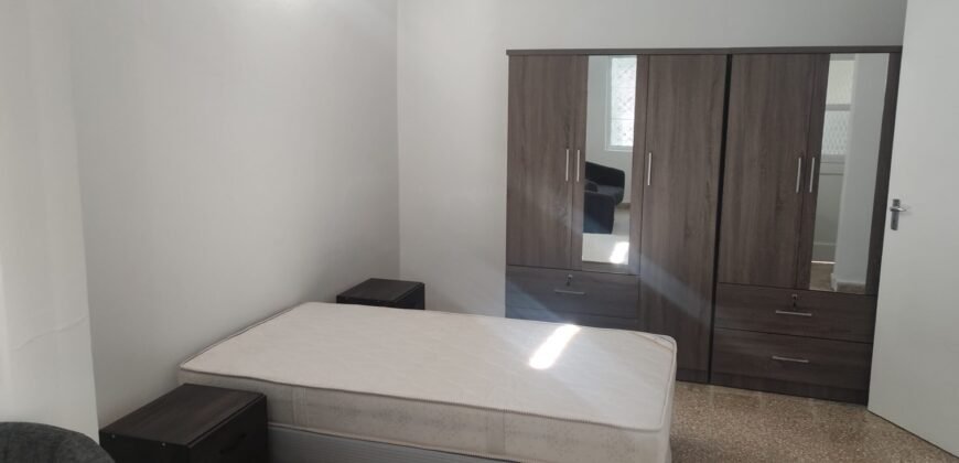 Oikoia me Saloni, Kouzina, Trapezaria – Fully Renovated House -walking distance to UNIC