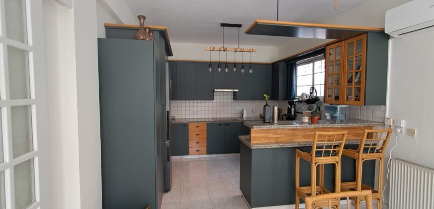 Room in a fun, modern shared house in Old Strovolos