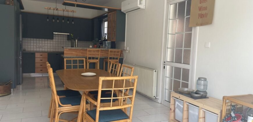 Room in a fun, modern shared house in Old Strovolos