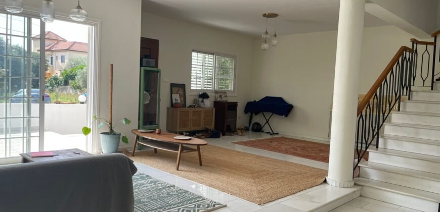 Room in a fun, modern shared house in Old Strovolos