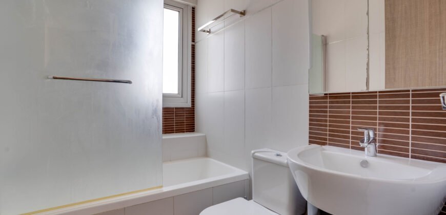 Stylish and spacious 3-bedroom apartment less than 1 km from Unic Med School