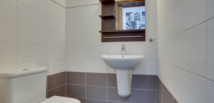 Stylish and spacious 3-bedroom apartment less than 1 km from Unic Med School